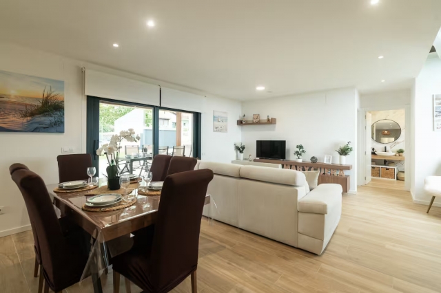 Sala amplia con mesa