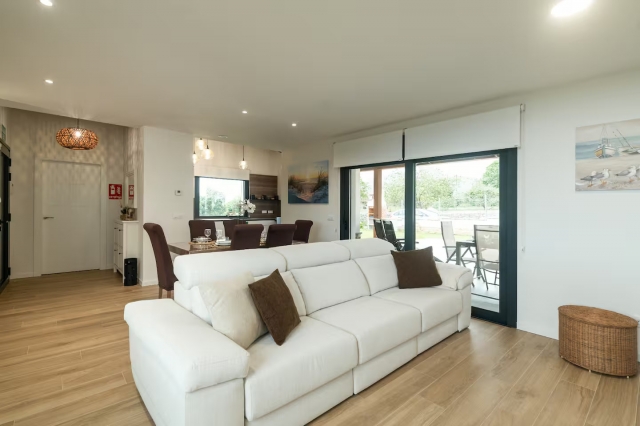 Sala amplia con mesa 