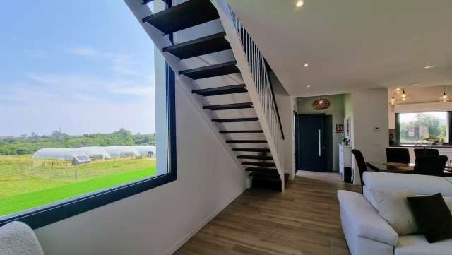 Sala de estar con escaleras