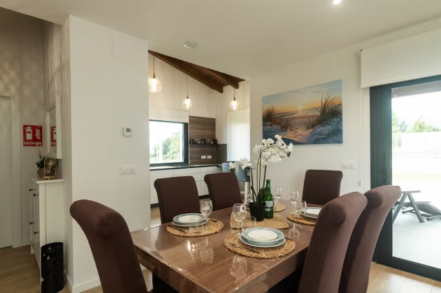 Sala de estar con mesa 