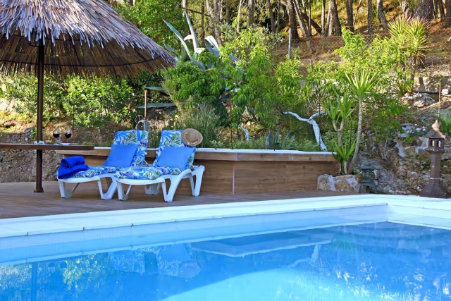 Amplia piscina en el exterior