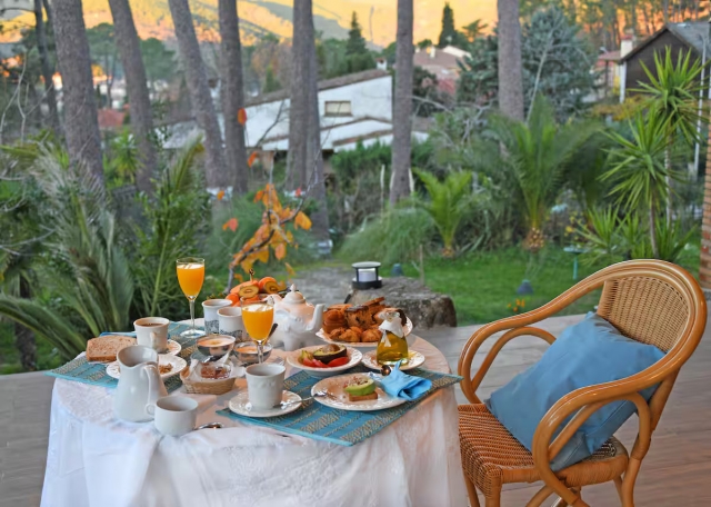 Amplio porche con mesa