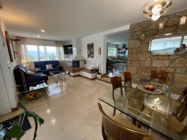 Sala amplia con chimenea