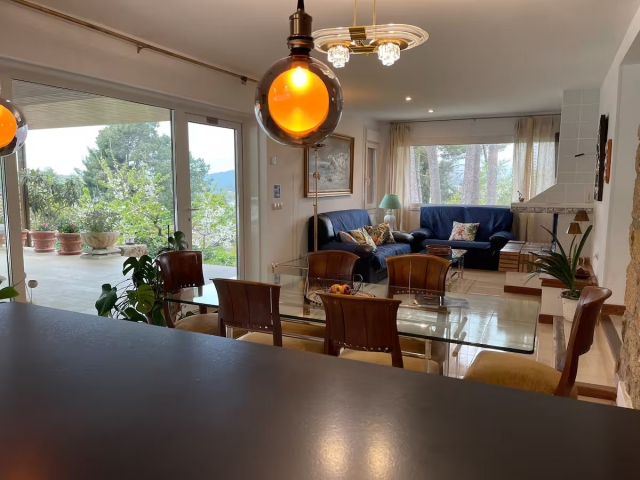 Sala amplia con mesa