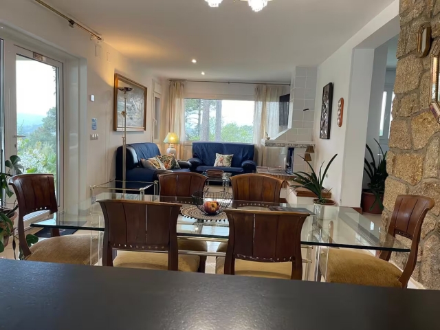 Sala amplia con mesa