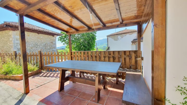 Amplio porche con mesa