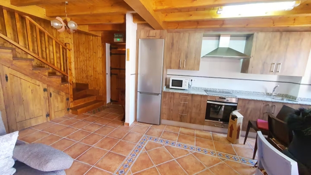 Cocina al lado del sofa 