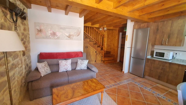 Sala agradable con sofa 