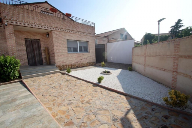 Acceso a la casa con patio