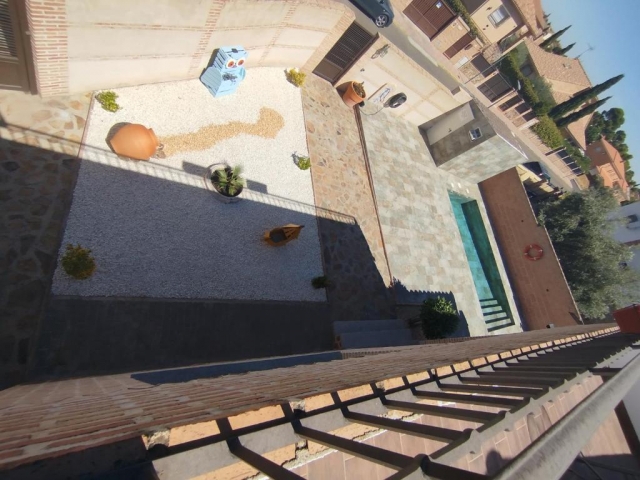 Amplio exterior con piscina