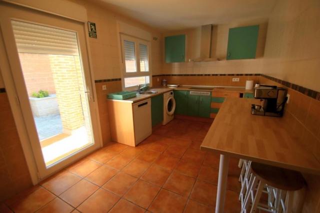 Cocina amplia con mesa 