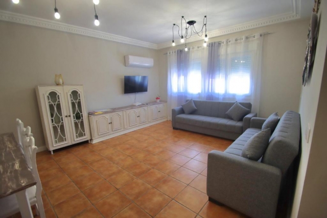 Sala amplia con sillones