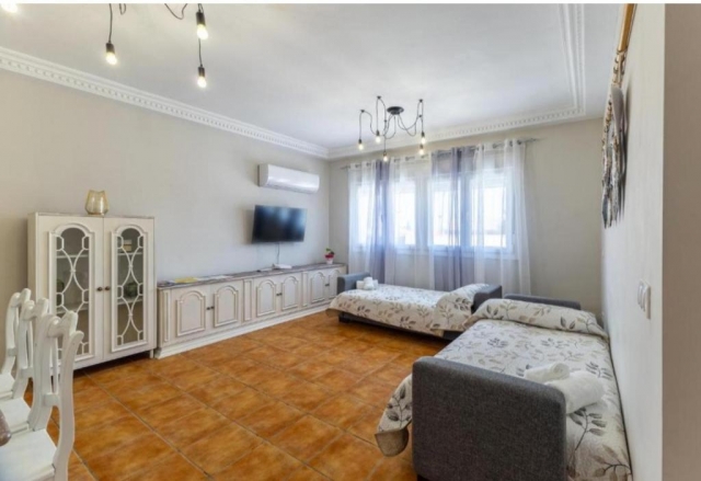 Sala amplia con sofas cama