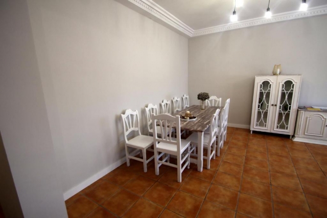 Sala de estar con mesa