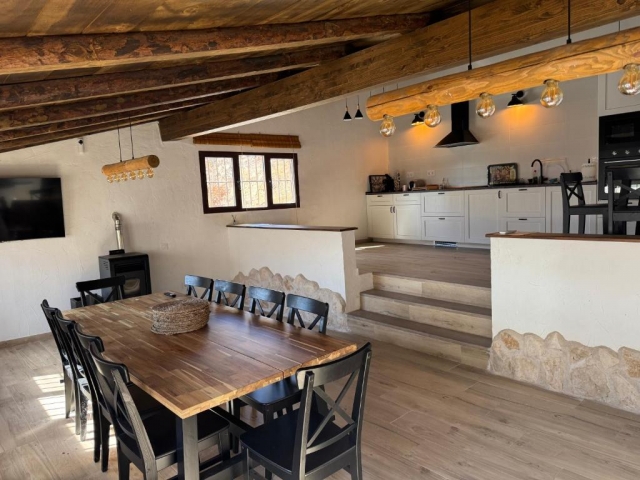 Cocina amplia con chimenea