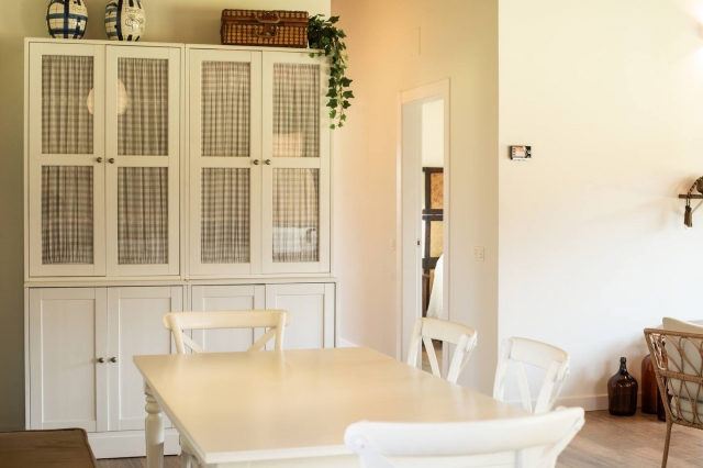 Cocina con mesa blanca