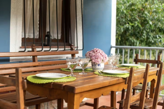 Amplio porche y la mesa