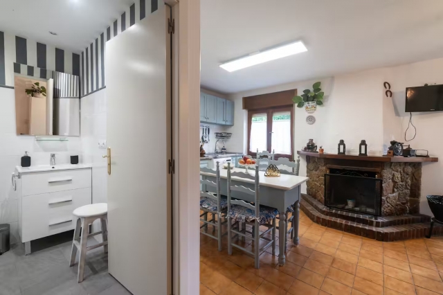 Sala amplia con chimenea 