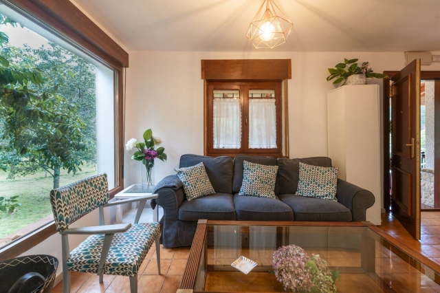 Sala amplia con ventanal