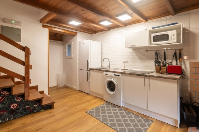 Cocina amplia con lavadora