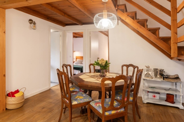 Comedor con mesa y sillas