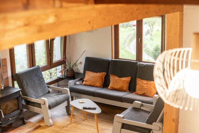 Sala amplia con chimenea