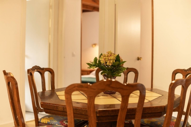 Sala de estar con mesa 