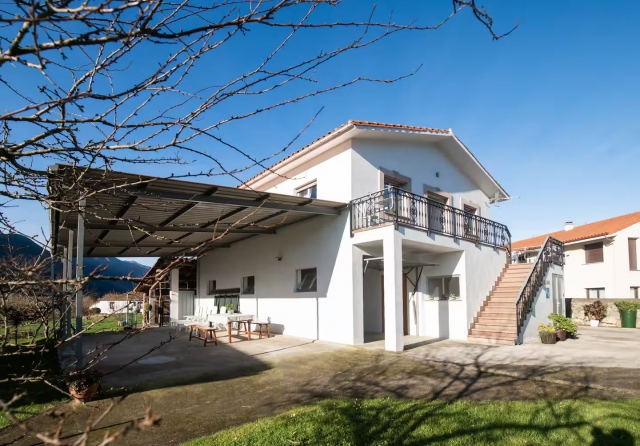 Amplio porche en el exterior