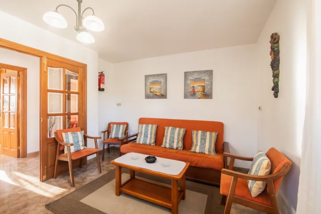 Sala amplia con sillones