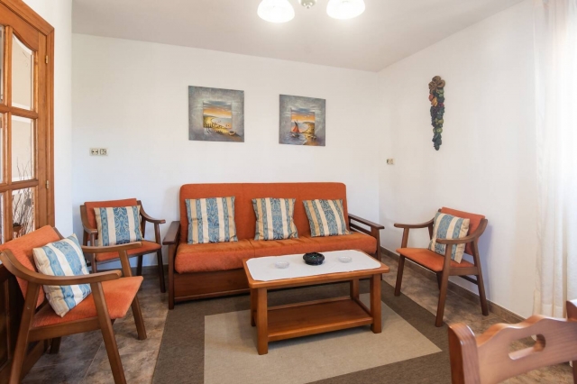 Sala amplia con sillones 