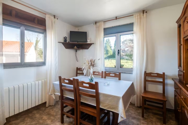 Sala amplia con su mesa