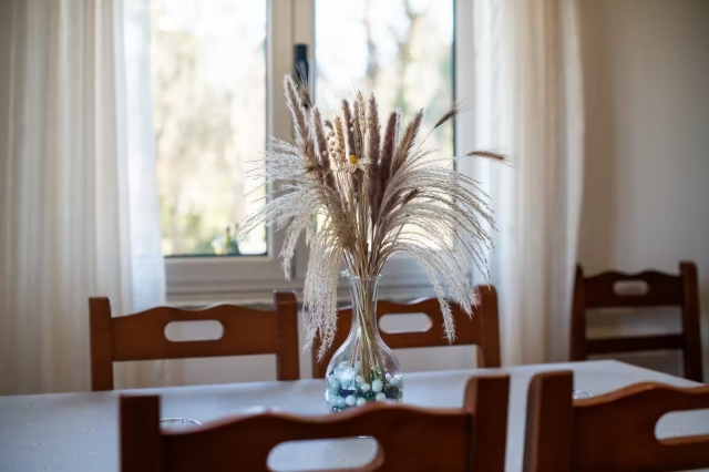 Sala de estar con mesa