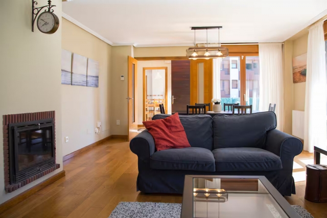 Sala amplia con chimenea