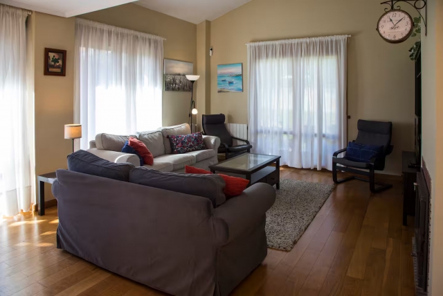 Sala amplia con la chimenea