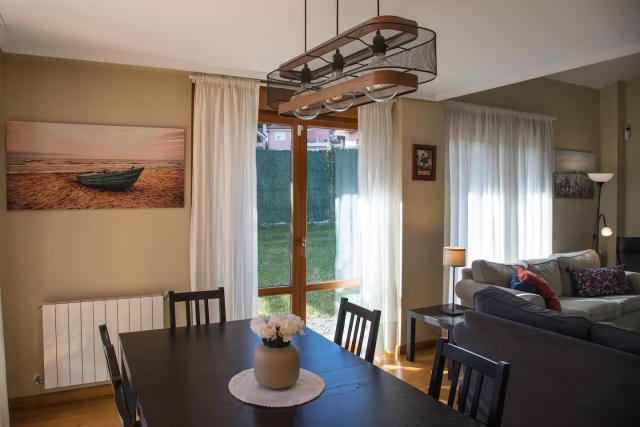 Sala amplia con mesa