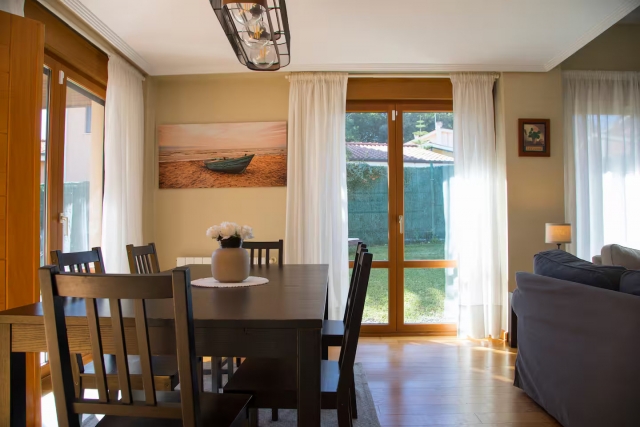 Sala amplia con mesa