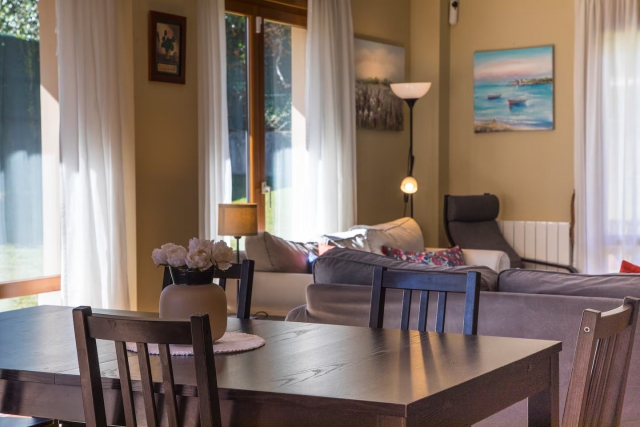 Sala de estar con mesa