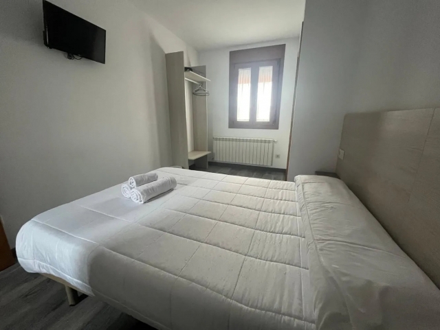 Dormitorio amplio con tele