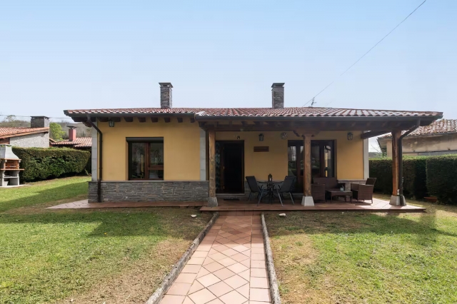 Amplio porche con camino