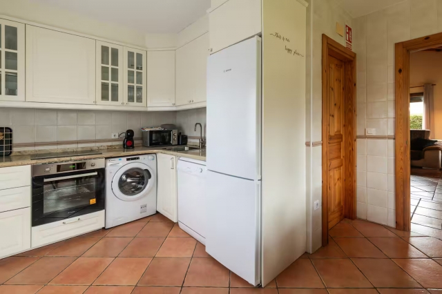 Cocina amplia con encimera