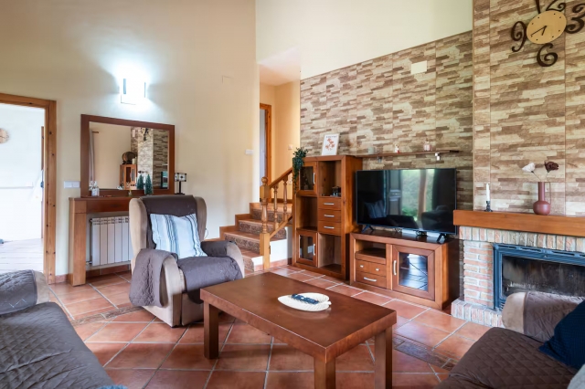 Sala amplia con chimenea 