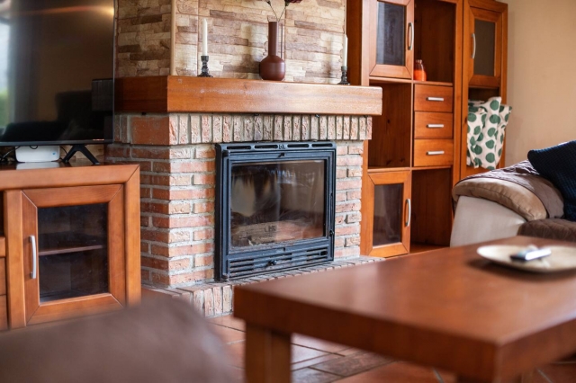 Sala amplia con chimenea