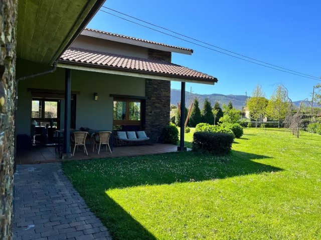 Amplio porche con jardines