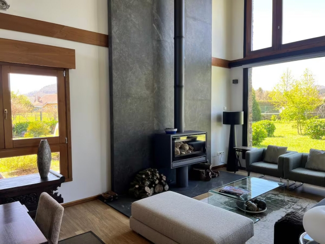 Sala amplia con chimenea