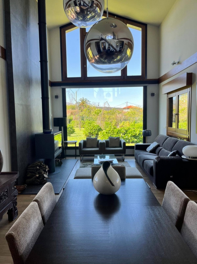 Sala amplia con mesa