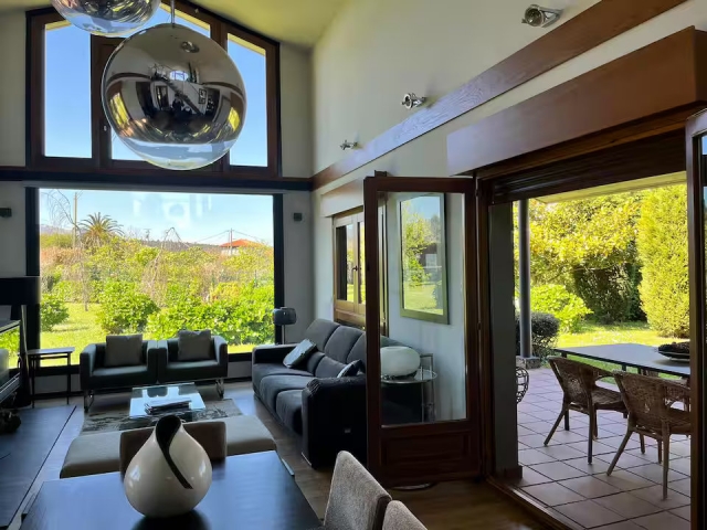 Sala amplia con ventanal