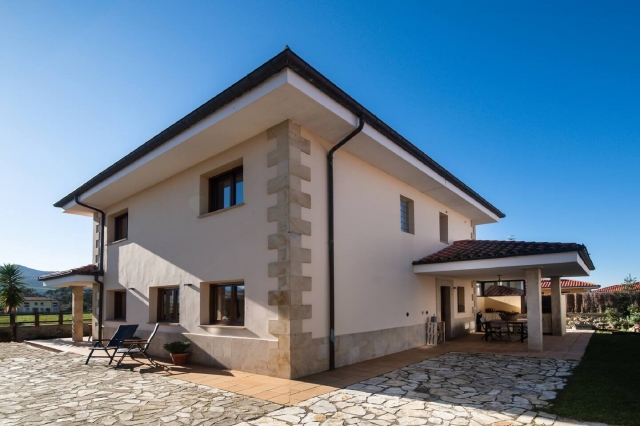 Amplio exterior con muebles