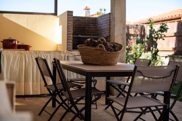 Amplio porche y barbacoa