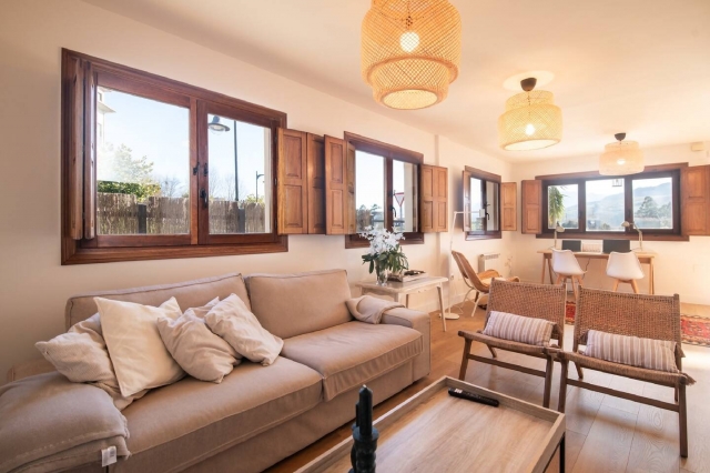 Sala amplia en tonos claros