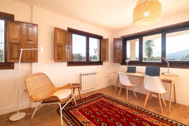 Sala amplia y escritorio